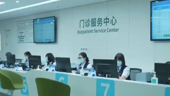 别光盯着医保卡里的余额，未来五年你的看病账本要彻底变天

很多人对医保的全部认知，至今还停留在“住院能报销、卡里钱能买药”，甚至一听到“医保改革”就先紧张：是不是我卡里的钱要被划走？是不是以后报销更难了？其实这次“十五五”医保改革，根本不是在“动存量蛋糕”，而是给普通人的看病账本，重新换了一套算账逻