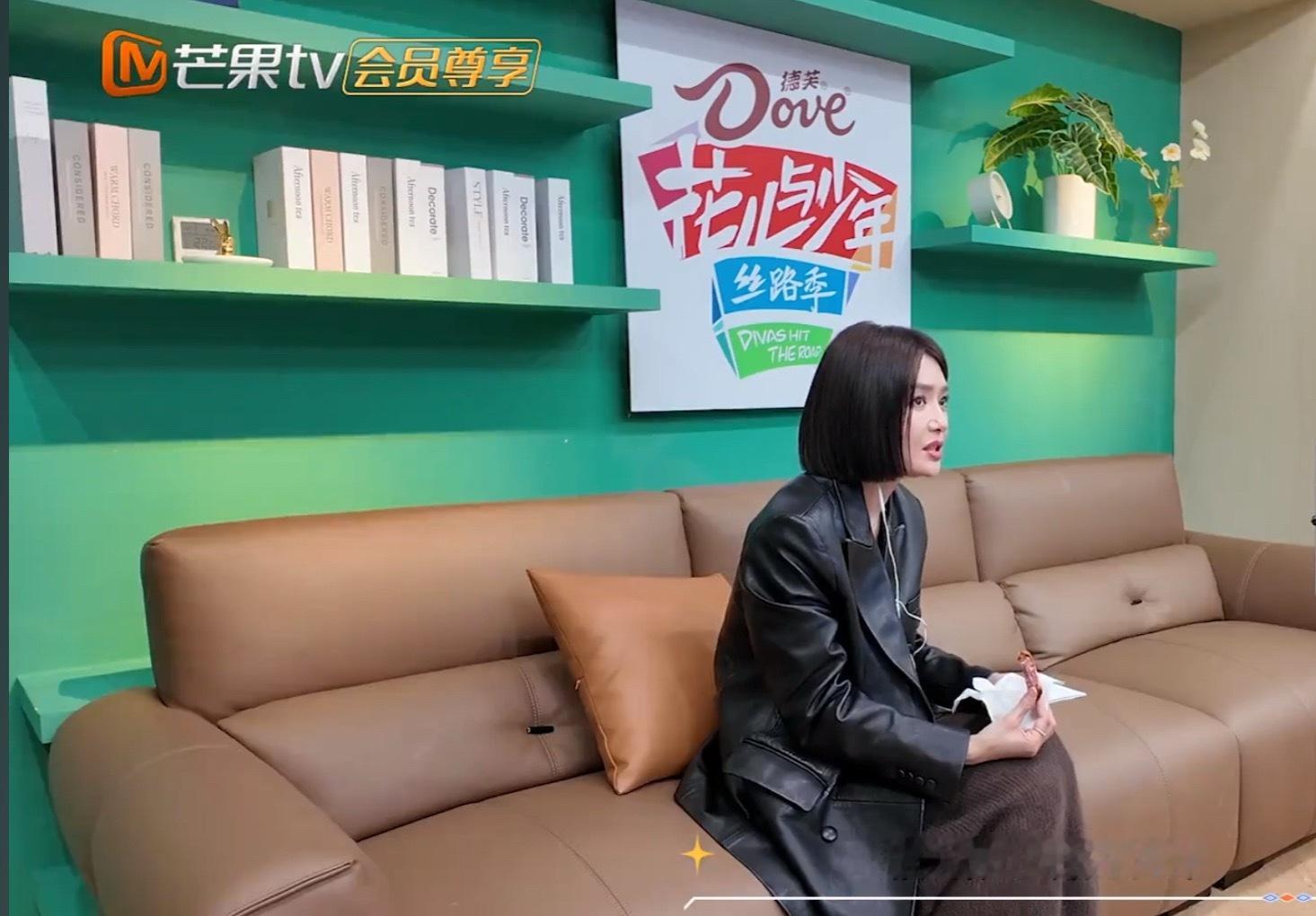 有的人有时候黑的我感觉都已经没有正常人待人接物的认知了。咋不吹头发在阳台待着也能黑啊，看看当天的行程呢？
1️⃣吃火锅时说全员备采，巴备采顺序在最后
2️⃣晚上23点，踩点第二天日出场地
3️⃣凌晨2点，给群里发第二天出行通告，让秦岚姐先洗澡，最后一个去备采
4️⃣凌晨3点左右，备采结束，洗 ​