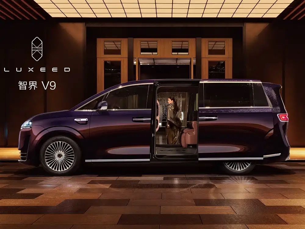智界V9，大型豪华SUV。  车顶标配896线激光雷达，华为ADS智驾...