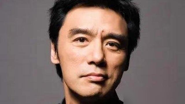 欠2.5亿破产那年，没人敢沾钟镇涛。张国荣直接找黄百鸣，加戏，改剧本，塞进《九星报喜》。没借钱，给活干，让他站着把钱挣了。
后来债还清了，人也老了。70多岁照样上台，马来西亚云顶开唱，女儿钟懿站旁边合唱。台下人不知道，这老头当年被追债追到想跳楼。
今年6月母亲走了，101岁。他发完讣告，照样飞美