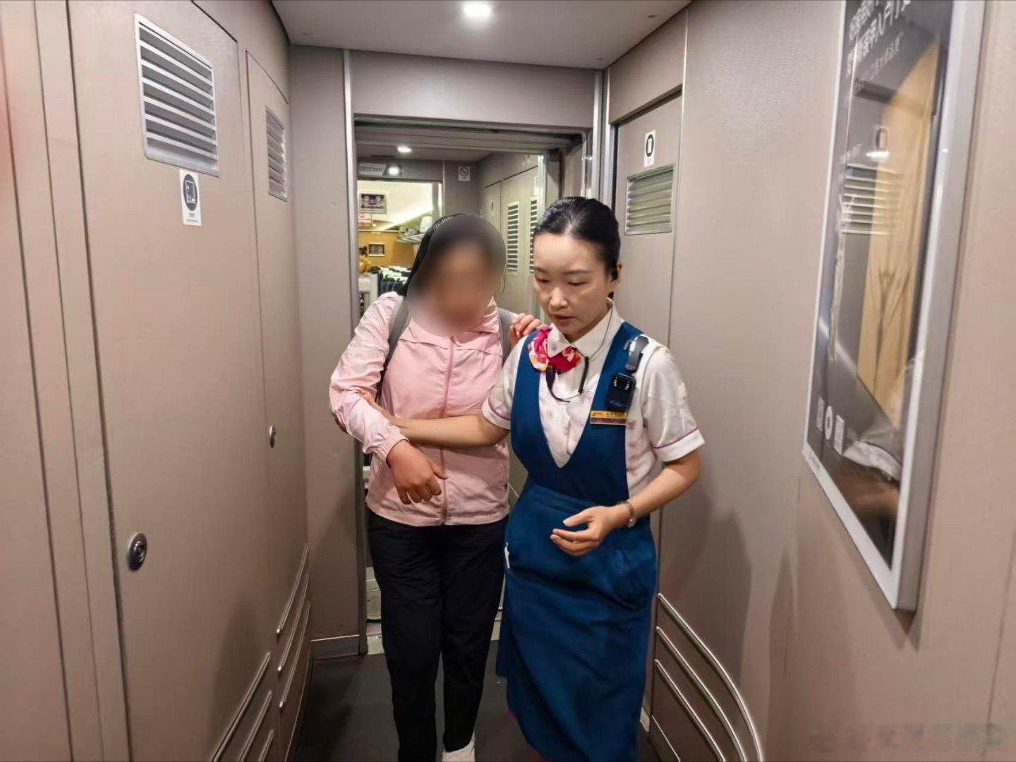 10月1日，由绵阳开往成都东的C6277次列车，接到12306旅客求助工单，一名重点旅客陈女士独自乘车从绵阳站到广汉北站，需要列车提供帮助，列车工作人员接通知后立即到达旅客所在车厢，引导旅客入座，并为该旅客送上温水、途中做好重点照顾，列车提前与广汉北站联系，到站后与车站工作人员办理好交接，确 ​