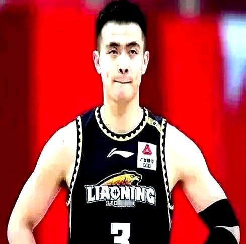 辽宁主帅杨鸣这是直接把战术板拍桌上了。    他挑明了说，下一场打山东...