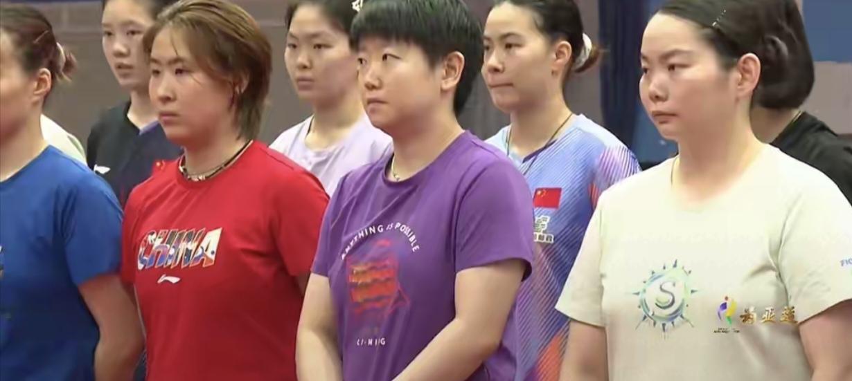 国乒出征
2026年9月15日，中国乒乓球队结束上海崇明24天封闭集训，从北京启程奔赴日本名古屋，征战9月20日至28日的亚运会乒乓球赛事。本次赛事共设七枚金牌，国乒派出10人阵容，由王楚钦、孙颖莎、王曼昱三位奥运冠军领衔，超半数队员首次参加亚运。
 
三位核心主力各有状态与挑战。孙颖莎受伤病困扰，