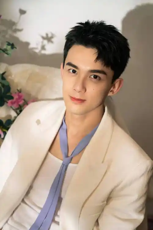 近期的内娱娱乐圈，热度满满的演员里，吴磊凭一组氛围感剧照再度刷屏全网，成功吸引了无数网友的目光。
 
众所周知，娱乐圈新人层出不穷，竞争格外激烈。能够从小火到大、始终站稳脚跟，实属不易，而吴磊的稳步成长，一直都在给观众带来惊喜。
 
提起吴磊，很多人的记忆还停留在《琅琊榜》《大汉情缘之云中歌》等经典