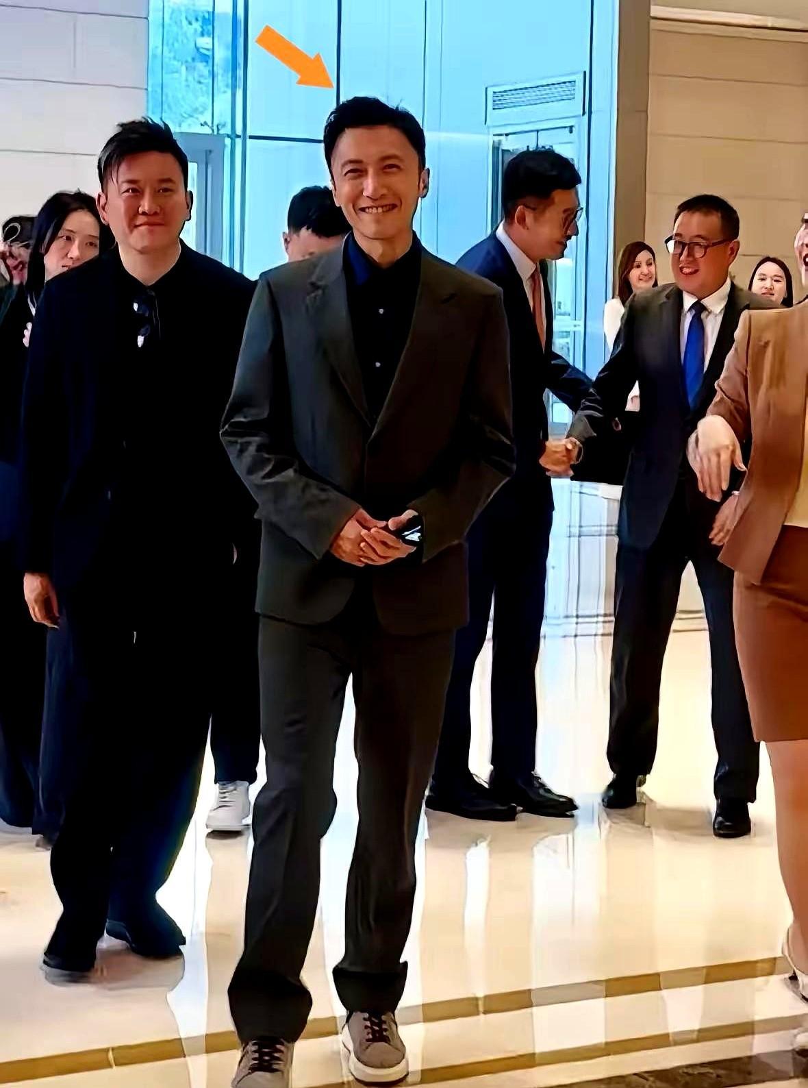 谢霆锋顶着一头乱发迈进正大中心，镜头一扫，评论区直接炸锅。

他身上套着笔挺的西装，头上却顶着演唱会狂飙吉他时的狂野造型。西装的克制和发型的张狂硬生生撞在一起，满屏的违和感扑面而来。

搁在二十年前，他留长发摔吉他，那是真酷。他那张棱角分明的脸，天生就该长在聚光灯下。

可如今跑商务局还把舞台那一套