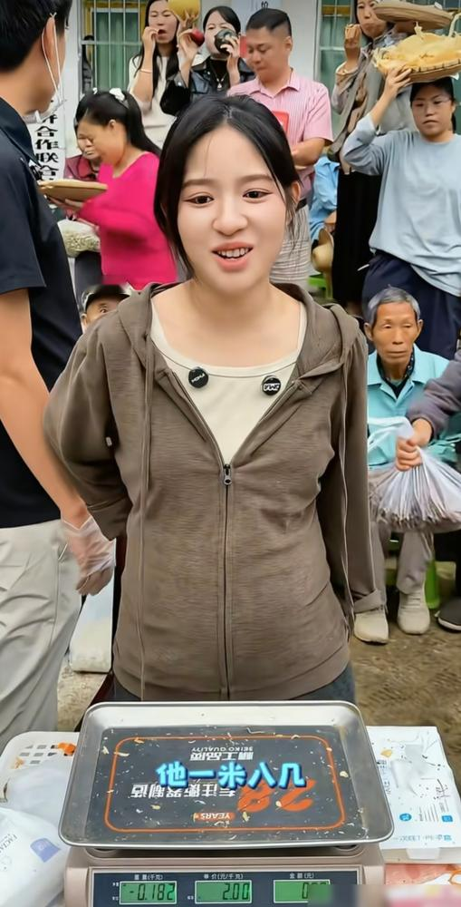 阿梓急眼了，直播里直接喊，我真不是一米四，我有一米五多，就是鸟哥太高给我衬的。
这话没毛病，一米五八的小S往蔡康永边上一站，也没人觉得她矮，光记住她那双又细又直的腿了。
康熙来了那么多年，小S哪天不被人拿身高开涮，她翻个白眼扭两下，照样把全场目光锁死。
关键在哪儿，腰臀比、腿身比、锁骨到脚踝的