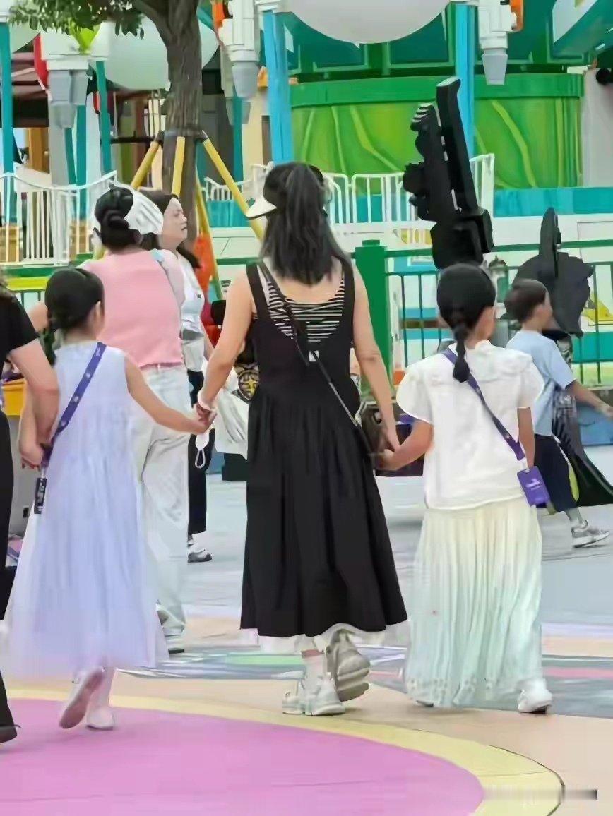 偶遇谢娜携女逛乐园，牵手同行画面暖心，15周年纪念日藏双重浪漫 ​