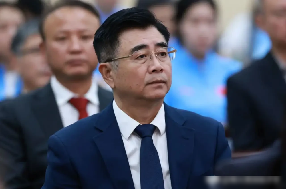 9个月打了乌兹别克斯坦3个0，这回愣是被逼平了，宋凯就坐在看台上。
控球七成，射门24脚，对面就3脚。愣是1比1。上半场还被人家一个战术角球砸进个头球，0比1进的更衣室。张琳艳下半场扳回来一个，王霜上来一脚远射又崩横梁上。
要知道去年亚运会，同一支乌兹别克，咱们6比0、7比0轮着揍。今年3月亚洲
