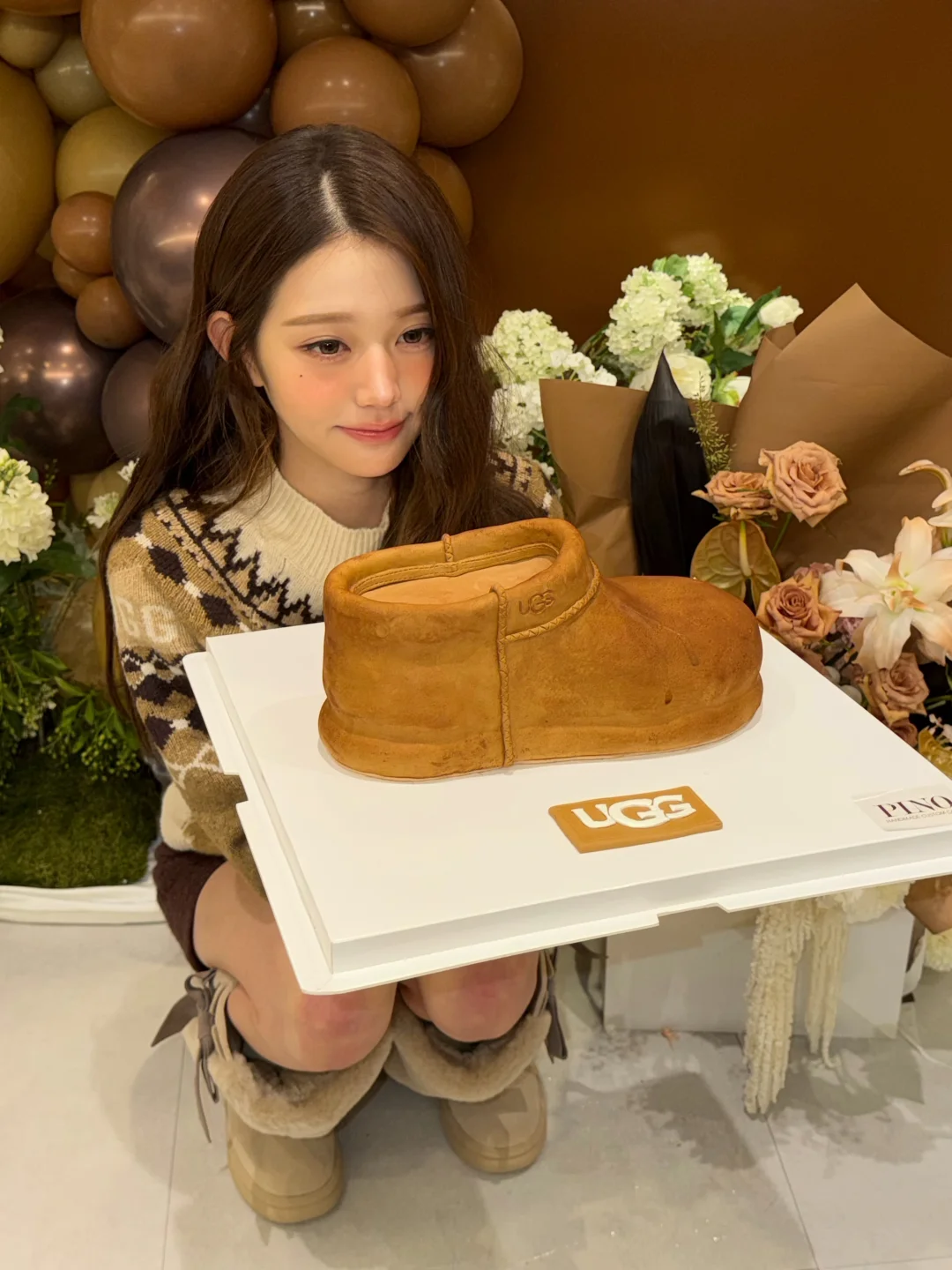 张元英ins更新 UGG送了个巨大无比的鞋子