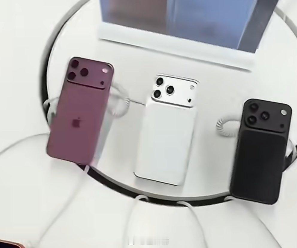 #iPhone18Pro 配色#
老外已经真机上手了[允悲]
这几个配色，大家觉得哪个更好看？或者你们觉得今年哪个会卖的火？ ​