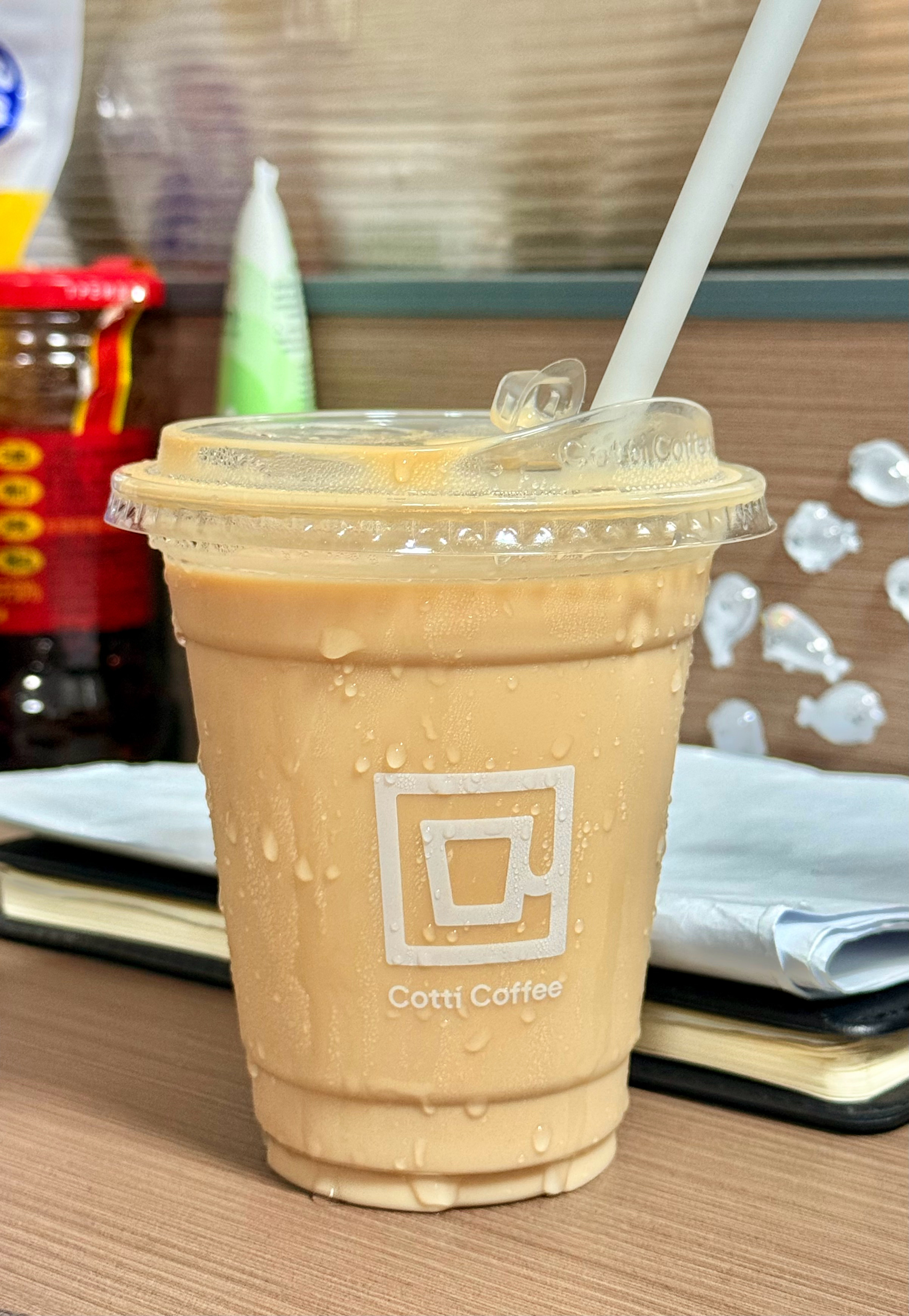 咖啡开头 咖啡结尾☕️真的很爱咖啡了！
p1随州终于有一家24h的咖啡店了，这对我7点要出门上班💼的人非常友好
p2一次突然的开天窗，之后就一发不可收拾，天窗是个美妙的设计[泪][泪][泪]
p3和姐姐在武汉九点的晚餐😋
p4和玉米一起看中秋晚会
p5新工作环境新宿舍
p6妈妈给我带的健康早餐
p7波点公主 ​