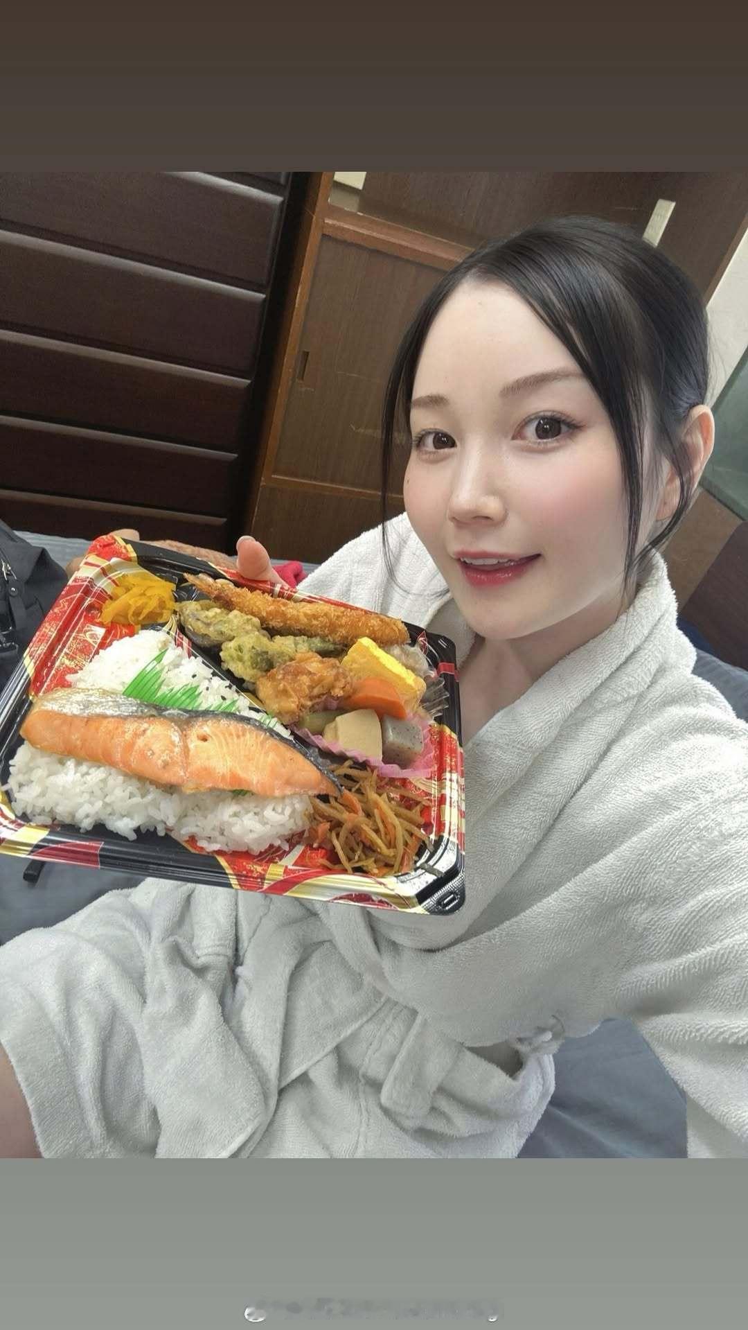 工作餐🍱 

#本田桃##本田もも# ​