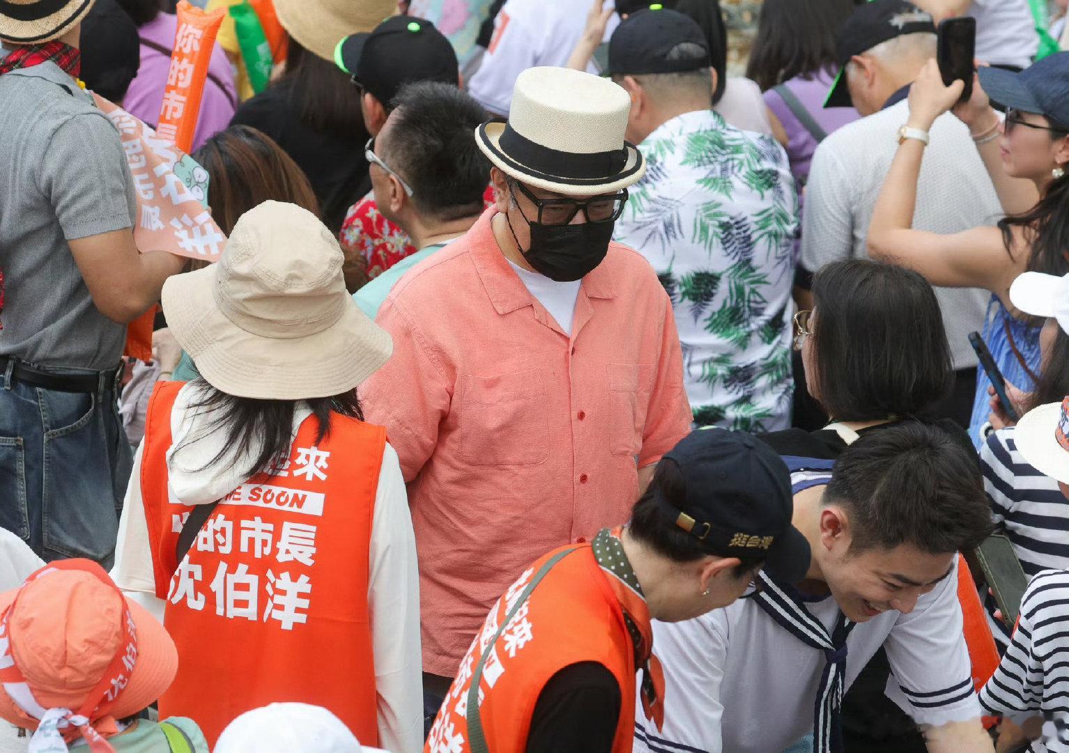 #蔡康永现身台独分子竞选会场#
知名主持人近日被拍到现身已被大陆列为“台独”顽固分子的的竞选总部成立大会并挥舞应援棒
事后遭合作品牌火速切割并清空微博，其长期经营的“中立”人设彻底崩塌。 ​