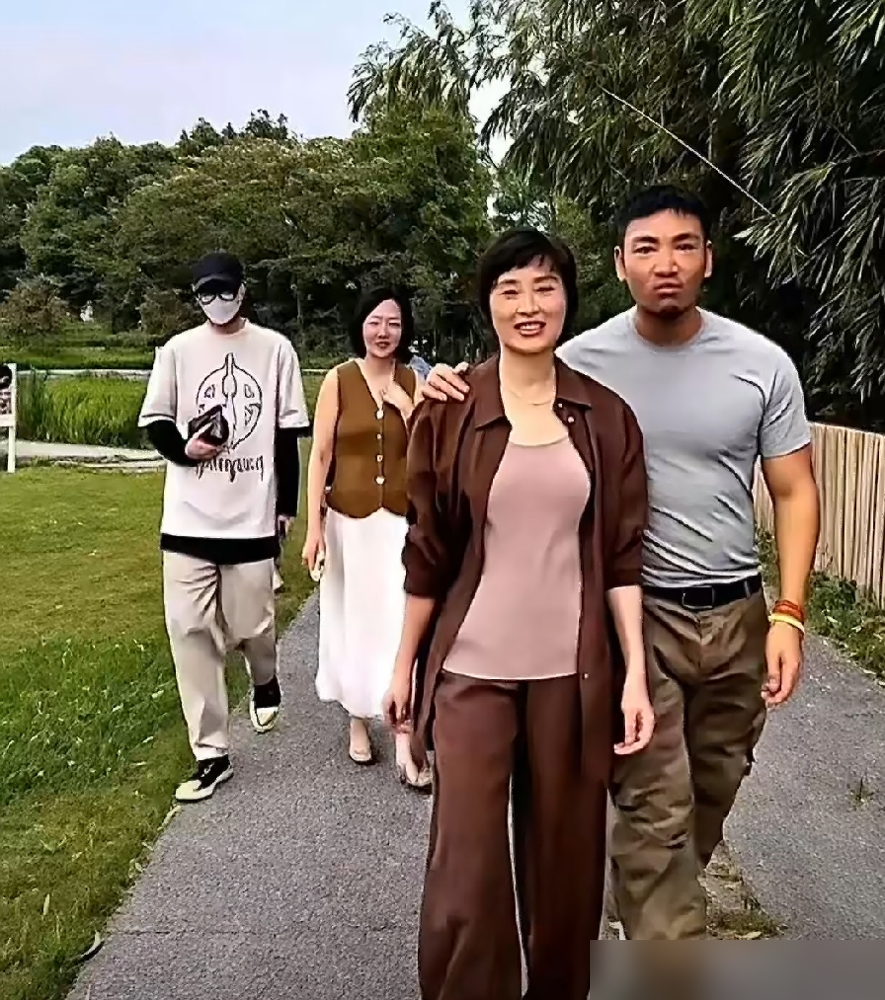 吴越直接把一堆造谣截图甩了出来，配文就七个字：坚决抵制包办婚姻。
这姐是真不惯着。网上传她和赵文瑄结婚，传得有鼻子有眼，她也不吵不闹，截图、划线、辟谣，一气呵成。连解释都懒得解释，就是告诉你：假的，别编了。
早前她上访谈就把话撂明白了：婚姻只是一种选择，不是必选项。结婚证只能证明你不是单身，证明