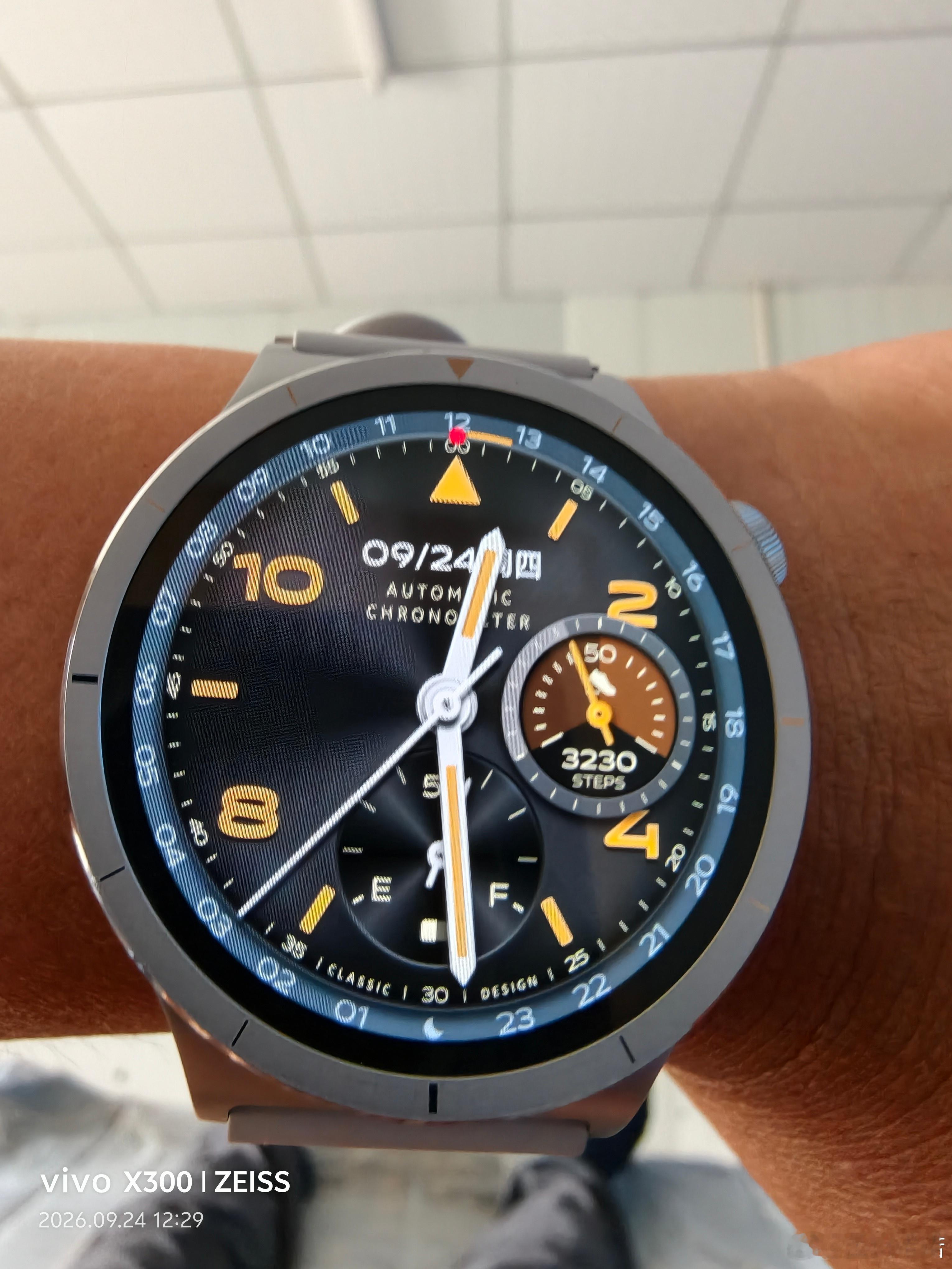 终于等到 vivo WATCH6 月光蓝牙版，开箱调试完毕，和 X300 配对成功.
轻薄的月光不锈钢机身，上手不压手腕，全系蓝宝石表镜，工地随身带不怕轻微刮蹭。
蓝牙连接手机，来电、钉钉通知实时推送，干活不用总掏手机；超长续航对经常跑外勤的人太友好。
换上这款复古计时表盘，一眼看去像机械表，商务质感 ​