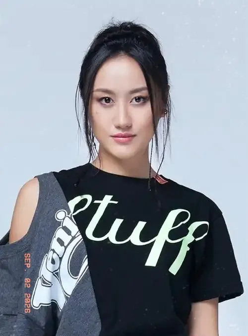 陈粒被摸胸后，
全网都等着看热闹，
出乎意料的是，第二天直接发文称“都是朋友，酒喝多了”，表示“到此为止”。
 
现场视频显示陈粒反应很冷静，推开那只手的同时，竖中指，护住自己的胸口，没闹没喊，也没看对方一眼，转身就走了。
 
事后只是发了条微博，她的回应简洁明了：“都是朋友，酒喝多了，到此为止。”