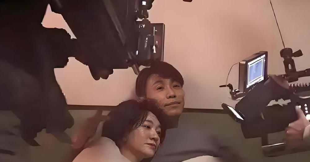 真正顶级的演技，是把全场都在围观的“尴尬戏”，演到你以为他们真在过日子！
十几台机器怼脸，几十个工作人员站旁边盯着，李乃文和李小冉就躺在那儿演夫妻。导演不喊卡，俩人也不下床，接着唠家常，全程没笑场，自然得跟真两口子一样。戏外更离谱，穿着那种屁股裆掉到膝盖的老式秋裤在片场溜达，互相调侃，被剧组叫“秋裤