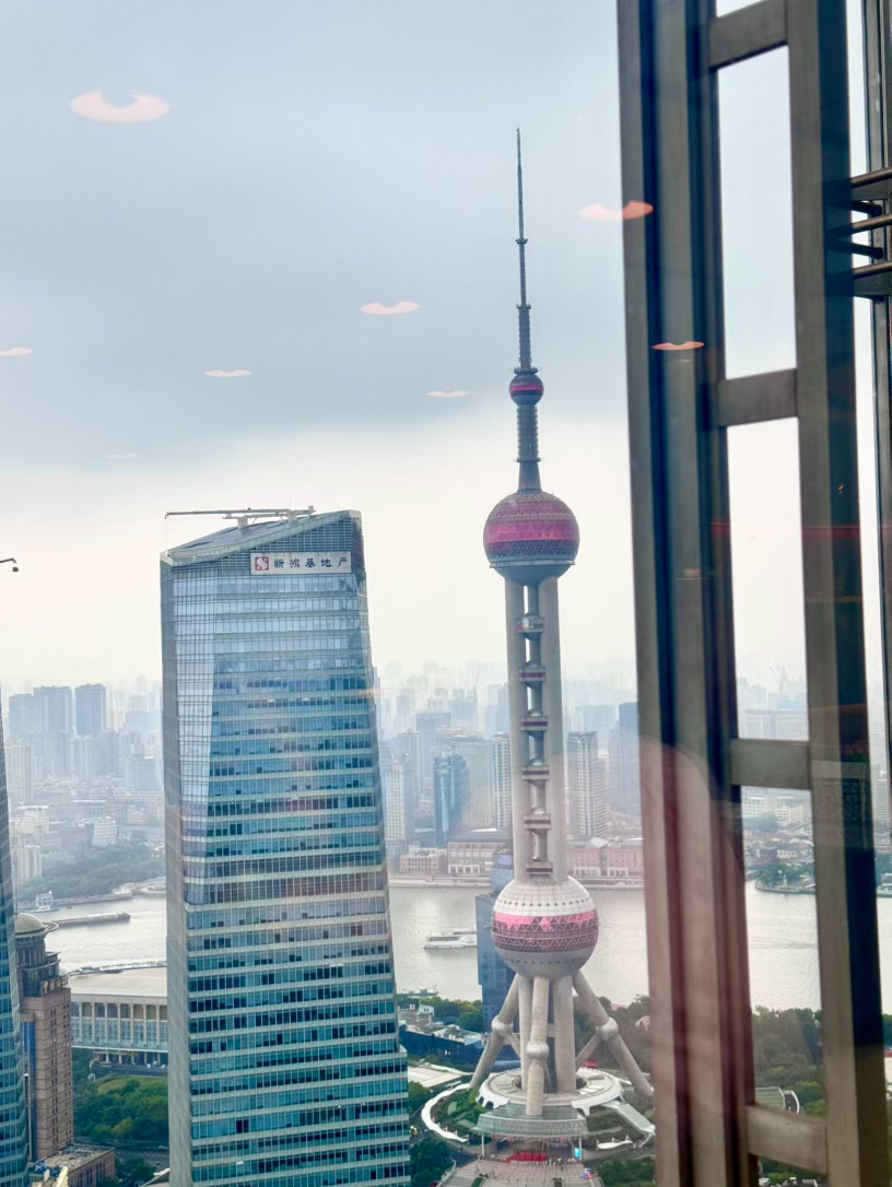 最近总刷到五星级酒店甜品好吃的帖子，也是周末去尝试了并且高空观光三件套

比普通甜品屋略好，但价格翻n，溢价在环境。

同样是金茂君悦出品甜品，高空56楼餐厅卖108一份，一楼48一份，幸好有美团套餐可用[跪了]。 
布朗尼确实做到中心流心状，酸奶杏桃塔也还可以（拼图上方两个）。另外两个难评  ​