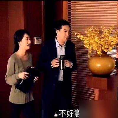 张嘉益在西安曲江的别墅过56岁生日，桌上就几盘家常菜，没人敬酒，没人喧哗。他穿着老头衫，坐在那儿慢慢吃。
想起《蜗居》里宋思明在海萍家那场戏，筷子一放，满屋子人都不敢喘气。试探、拿捏、分寸，全在那一口饭里。
戏里是权力，戏外是日子。他演了一辈子“人上人”，真到自己家里，反而把那些虚的都卸了。