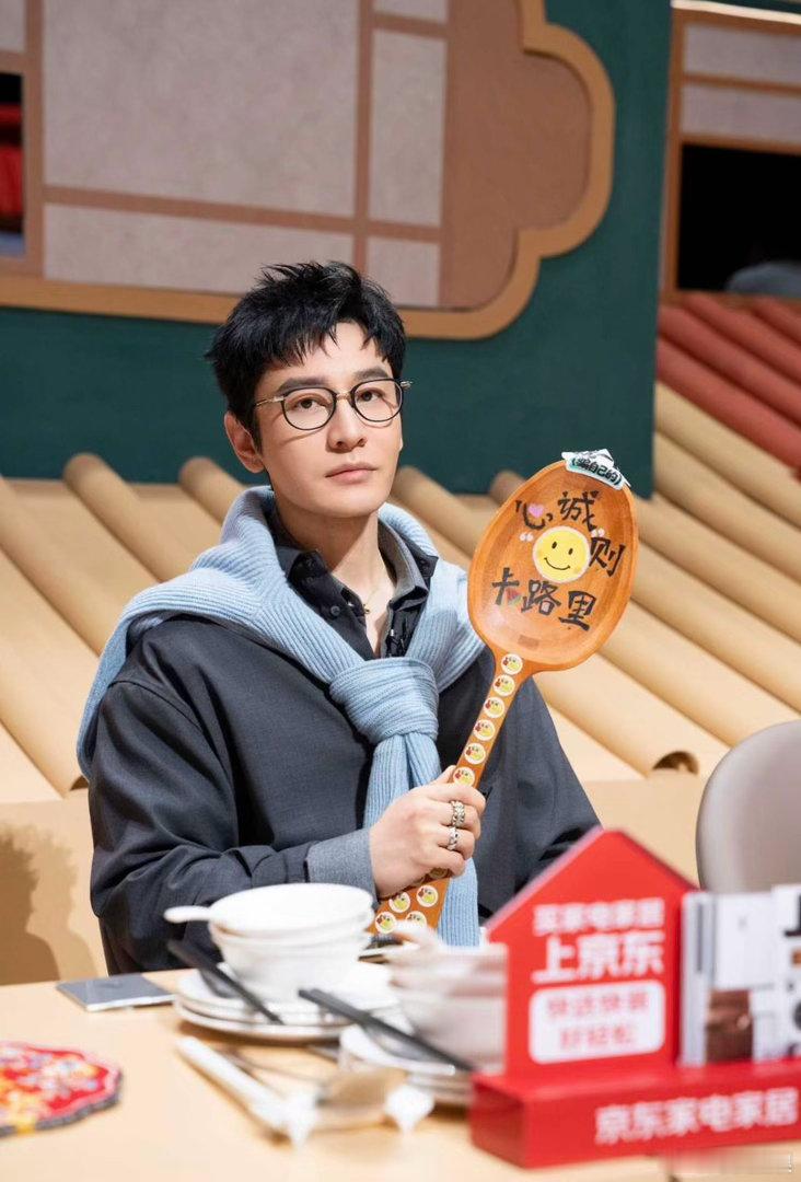 #沈梦辰贴脸开大黄晓明怎么可以吃兔兔#💥谁被这段综艺笑到！沈梦辰贴脸输出经典台词，李斯丹妮吐槽，黄晓明默契接梗演呕吐。 ​