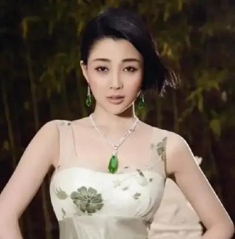 女演员里能把“及时止损”四个字执行得这么干脆的，殷桃算一个。
离婚后遇到富豪孙东海追她，她没昏头。2008年底两人开始交往，但孙东海前任李小冉2008年提分手时被他拿剪刀抵脸威胁，2010年又因“找面子”派人砍伤李小冉新男友鄢颇，那事轰动全国。殷桃看清这人作风后，直接分手，没威胁没纠缠，干净利落。