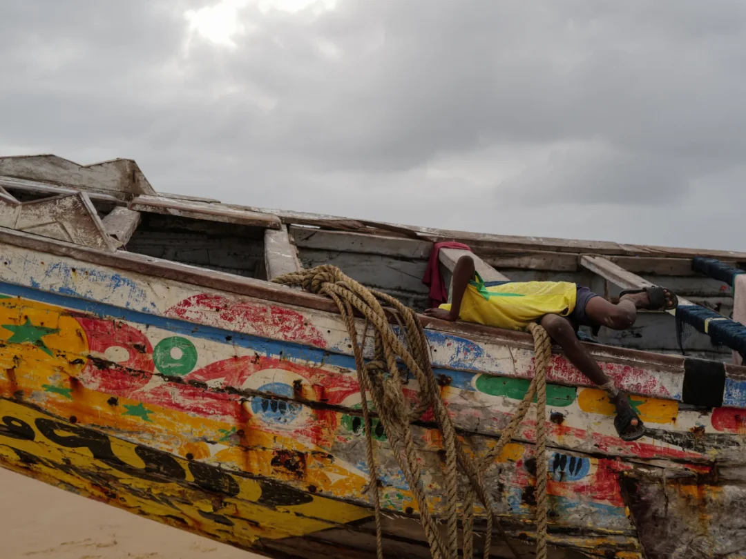 载有二百多名移民的船只在冈比亚海岸翻沉