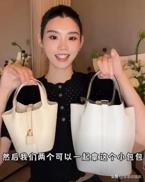 刷到她晒的母女款菜篮子，瞬间被那个迷你版戳中了，尺寸就比手掌大一点，奶fufu的奶油色软乎乎的，完全就是把大人爱用的经典款按比例缩成了小朋友能拎的大小。
她逛街一眼相中，根本没管娃现在用不用得上，满脑子都是以后母女俩出门，各自拎着同款大小的包包，娃往里面塞贴纸、水果