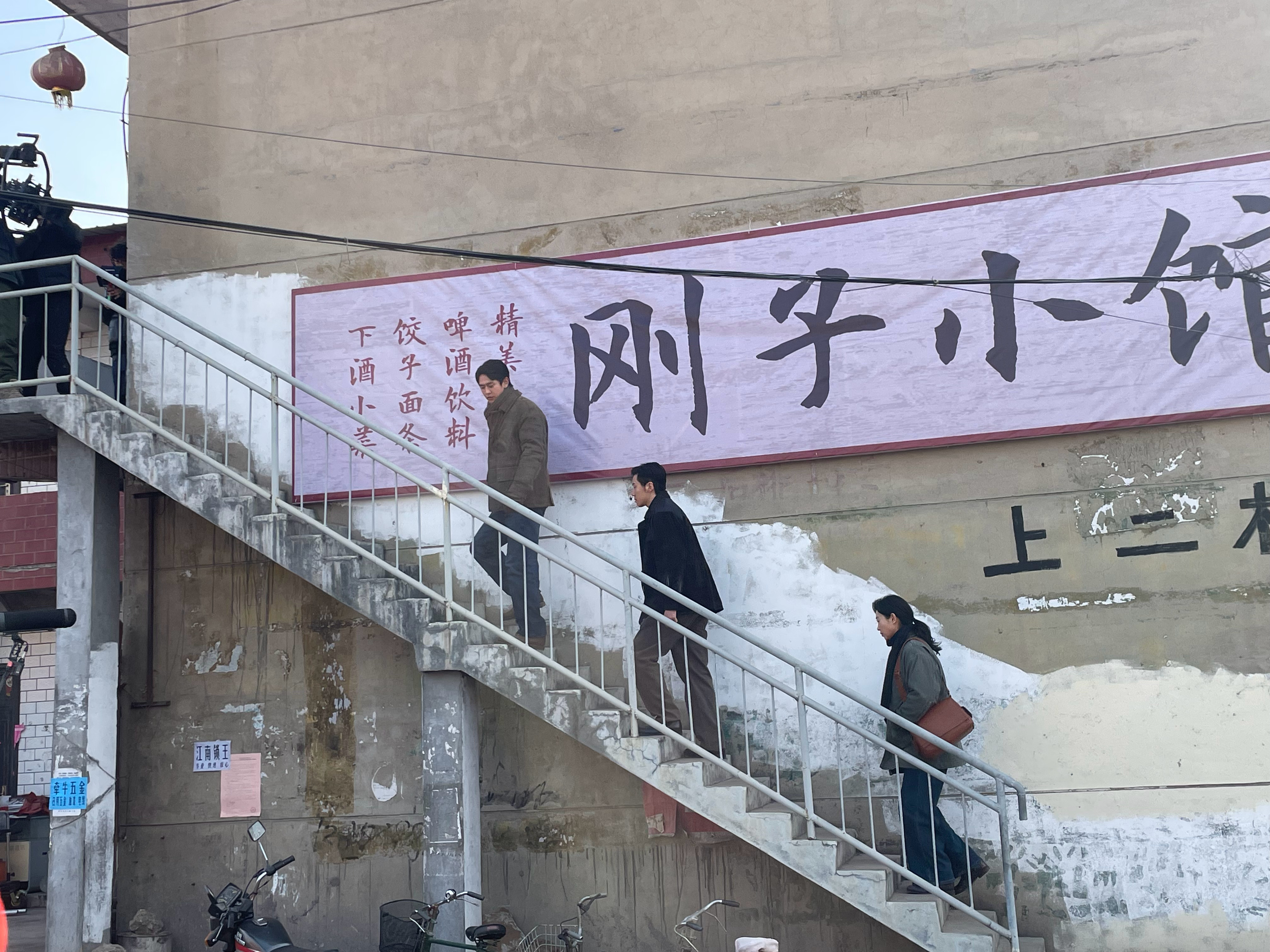 #刘娟的工作日志# ·EP03
你们说，人这情感，咋这么复杂呢......
原先吧，我把何亮带回家，只是想赚他点儿钱💰，可这相处时间长了吧，就有点习惯身边有这么个人了，他人挺好，也能唠一块，合租的日子热热闹闹，当个朋友处也行啊。

但不知怎的，他就盯上我弟了，我无意间瞅着他有个小本本👀，里头密 ​