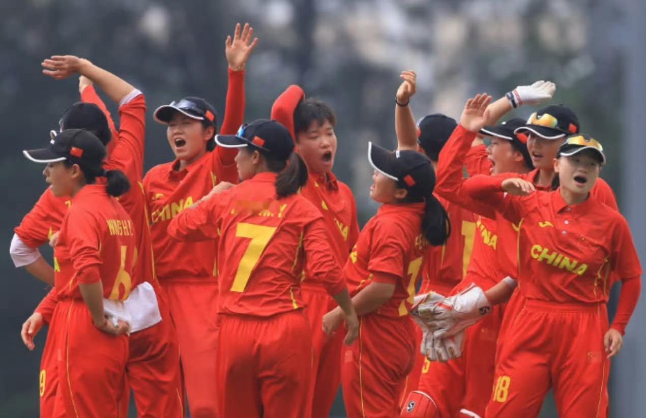 太遗憾！因雨取消直接判负，中国女子板球队未战止步亚运八强

名古屋亚运会女子板球四分之一决赛，中国队对阵孟加拉国的比赛受雨天场地湿滑影响，赛事最终宣布取消。
按照本次亚运会板球项目规则，比赛无法进行的情况下，赛前世界排名更高的队伍直接获胜，孟加拉国凭借更高排名拿到胜利晋级半决赛，中 ​