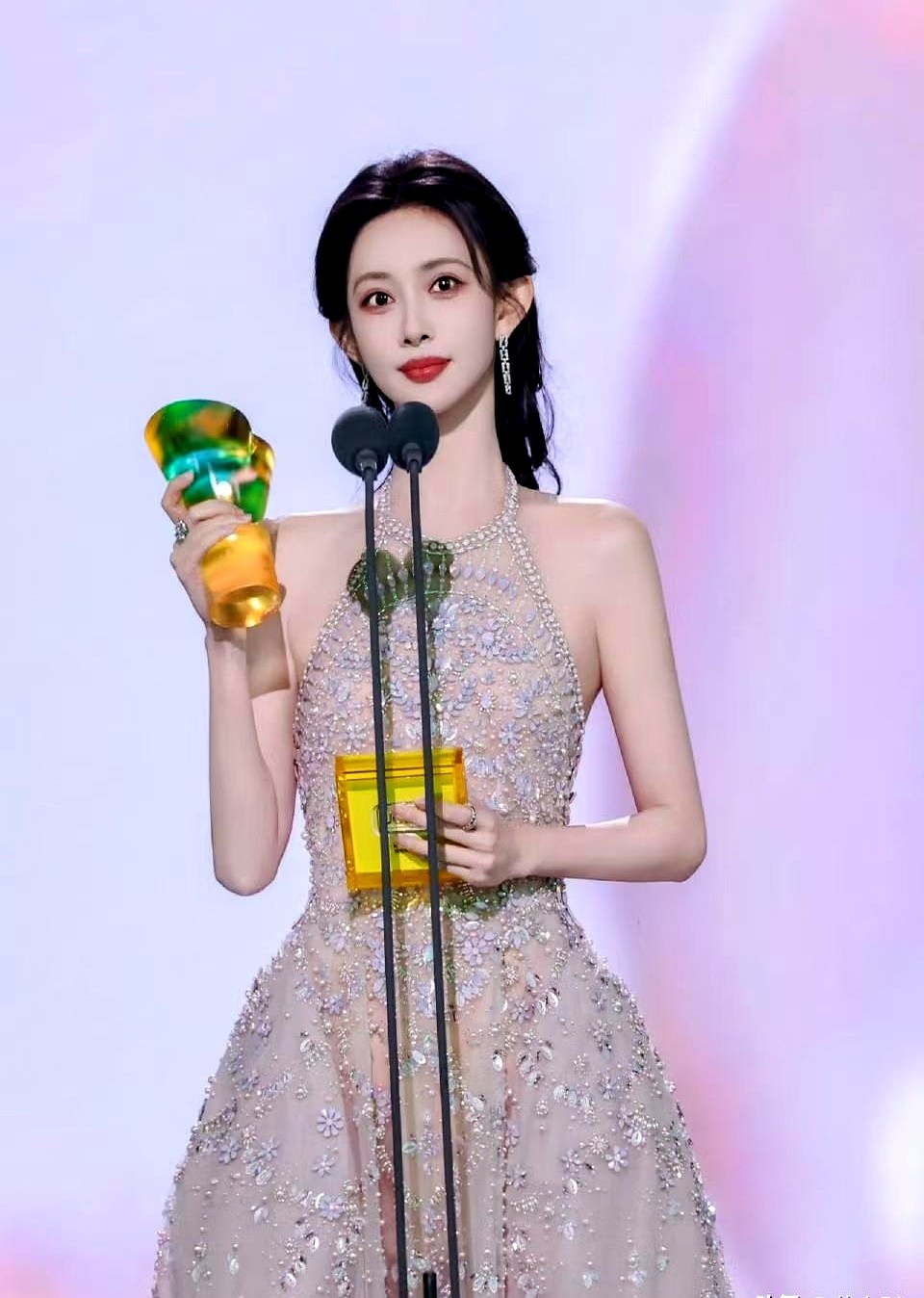 星光大赏摔倒，竟成了爆款剧预言？  孟子义这姐，真的绝了。2025年1...