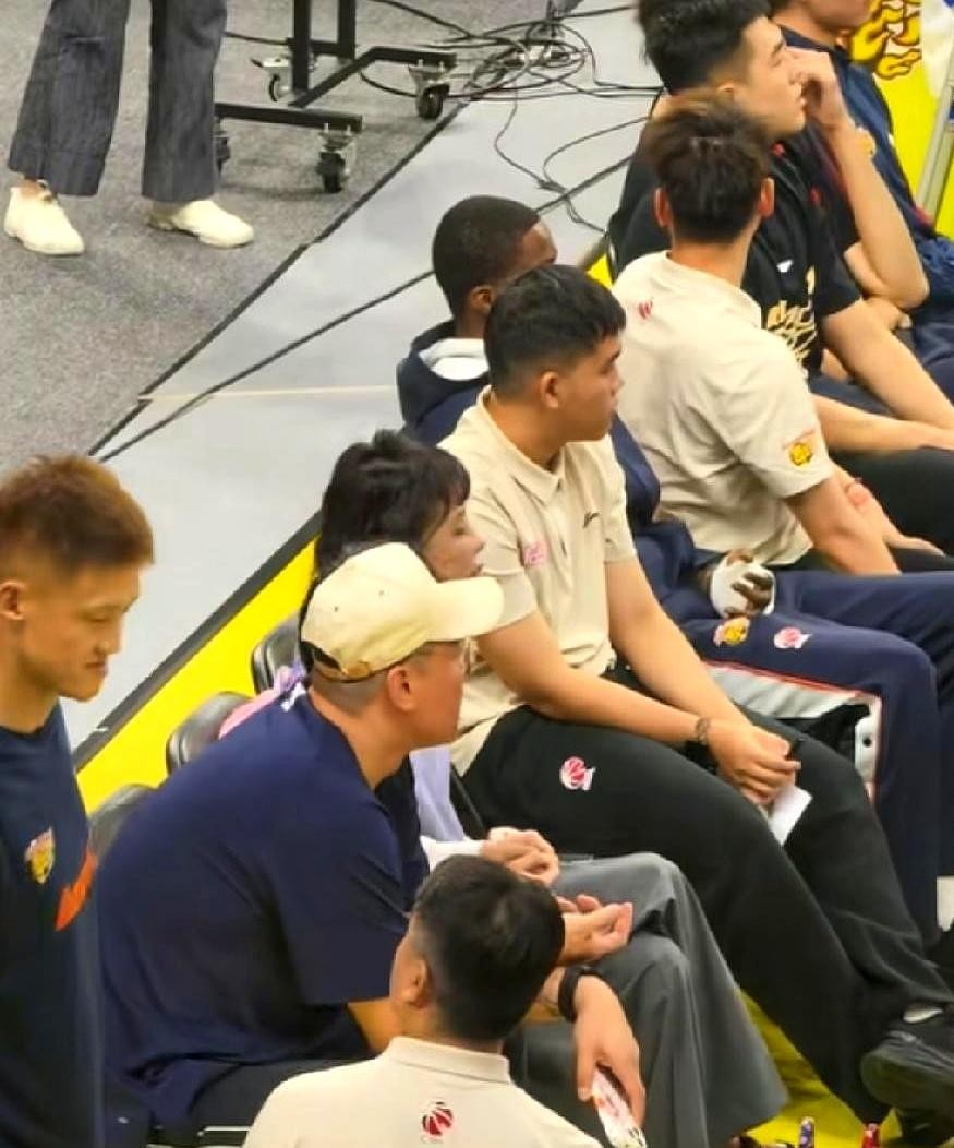 坐拥十几亿家底的CBA豪门女老板，来看自家球队揭幕战居然踩了双拖鞋就出门了。
广东队主场开打，镜头一扫到场边最前排，老板娘吴迪果然又是全场焦点。
这回她又换了个时髦短发，整个人看着利落又精神，旁边挨着朱芳雨，吴迪带着儿子坐在vip位置上，几个人有说有笑聊得相当带劲。
但视线只要往下一挪，画风当