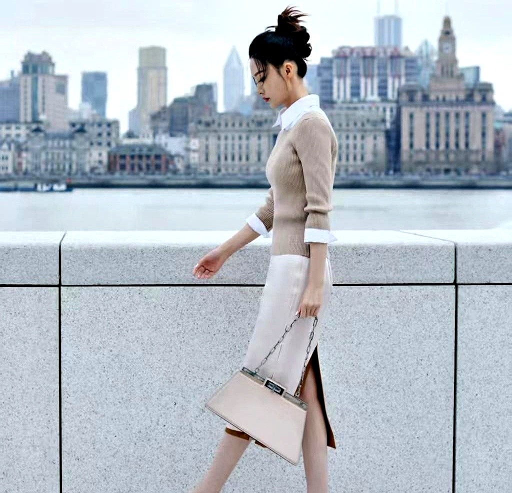 花少7里，李沁把2万埃镑行李费错记成20万的账目，一条条往回核对。弹幕当时就炸了，说她“管太多”“越权”。

后来大家才看明白，是别人记错了账，她最早发现问题，结果反倒先挨了骂。

她做事逻辑确实跟别人不太一样。进帐篷二话不说把大床让给马思纯、张雅琪，理由是自己睡觉占地小。穿衣服也是怎么舒服怎么来，