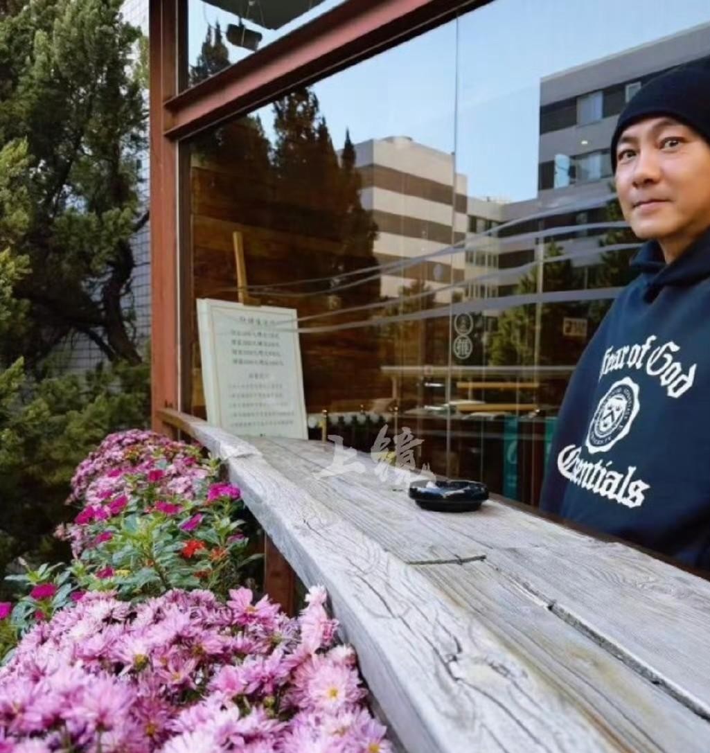 网上因为一段光线昏暗的模糊视频，就急着给张卫健扣上“随手扔烟头”的帽子，未免太冤枉人。
当时花盆后面原本就放着灭烟的烟灰缸，只是镜头视角刁钻没拍全，他自己回应时倒也豁达，还笑着哼起老歌调侃真真假假。
在演艺圈看一个人的人品，真不用看聚光灯前说了什么漂亮话，看他对身边没话语权的人什么态度就全明白了