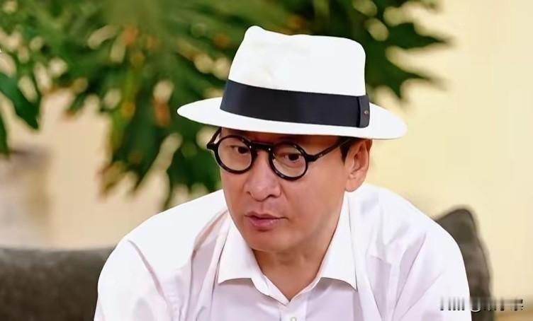 戴军问周杰:“如果现在出去没人认识你，你开心吗？”周杰脱口而出:“太开心了。”戴军懵了:“啥情况？”

周杰说:“就没有负担了呀，能坐在那喝杯咖啡，没人理你，没人拍照偷拍，你不觉得这是很舒服的吗？

我最开心的就是别人没认出来我，可以轻松自在地逛街、喝咖啡。”

做明星很风光，星光璀璨、光鲜亮丽，有