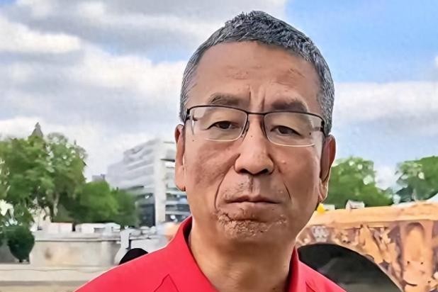 白岩松在央视镜头前说了几十年话。但他跟睡一张床的妻子沟通，靠写纸条。
这不是段子。他在《对白》节目里自己讲的。原话大意是，你想想，我跟老婆是用笔说话的，你就知道严重到啥地步了。
一个靠嘴吃饭的人，在家里失了声。冰箱上贴着的纸条写着，给我一片安眠药吧，就一片。
那几年他掉了50斤肉
2000年前后，白