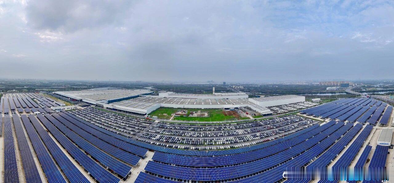 介绍一下这就是南昌的汽车制造实力🚗

以前只知道江铃，今天才深挖发现原来萝卜快跑的无人驾驶出租车颐驰 06，就是南昌产线造出来的！
从 68 年井冈山卡车起步，这么多年沉淀下来，产业链很完整。商用车本来就是强项，还有陆港空港这些天然场景给自动驾驶练手，加上 VR 算力基础、配套政策加持，五大 ​
