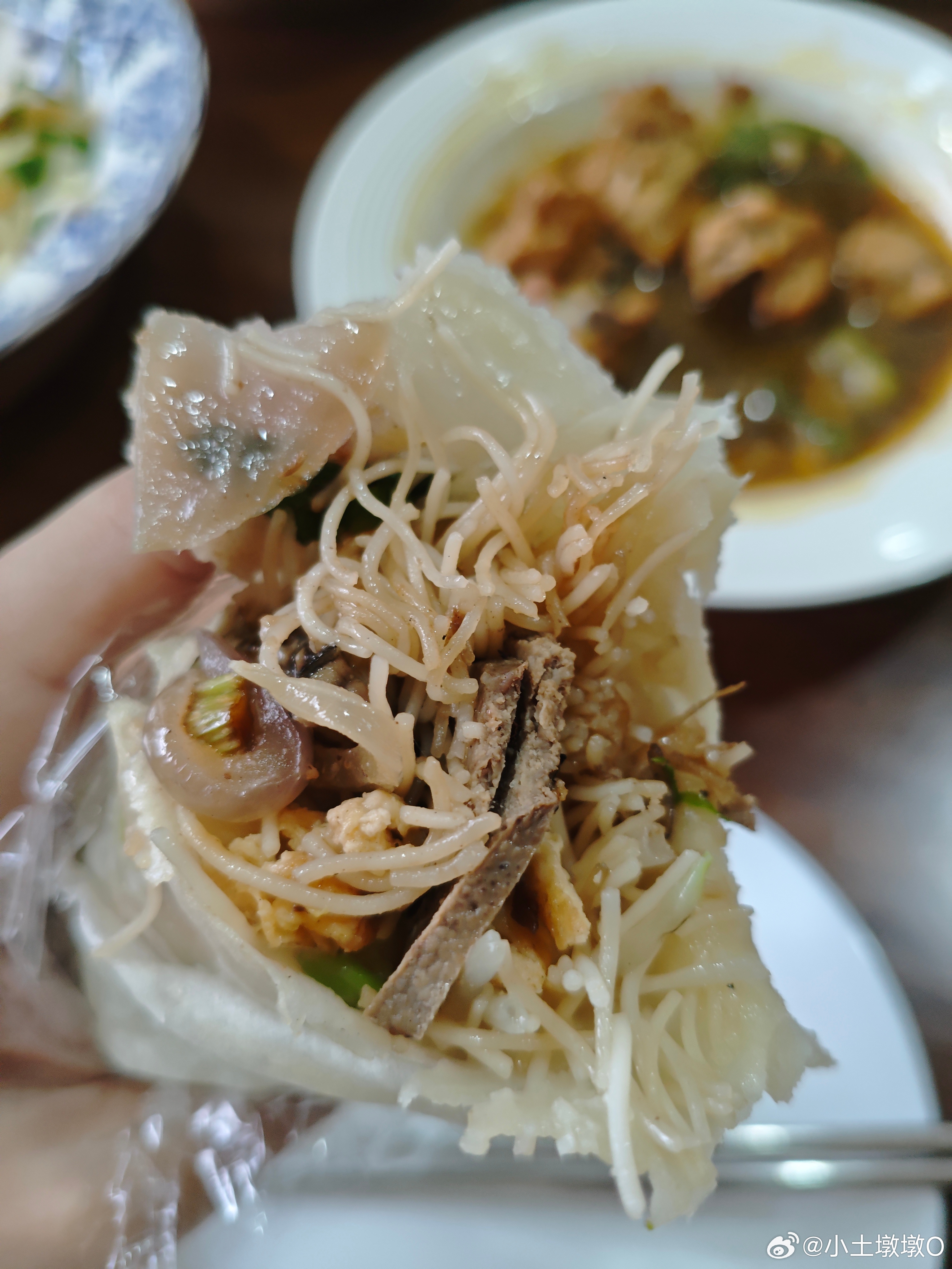台州邻居送来的食饼筒，绝了，有台州米面，猪肝，还有蛏子牡蛎。 ​​​