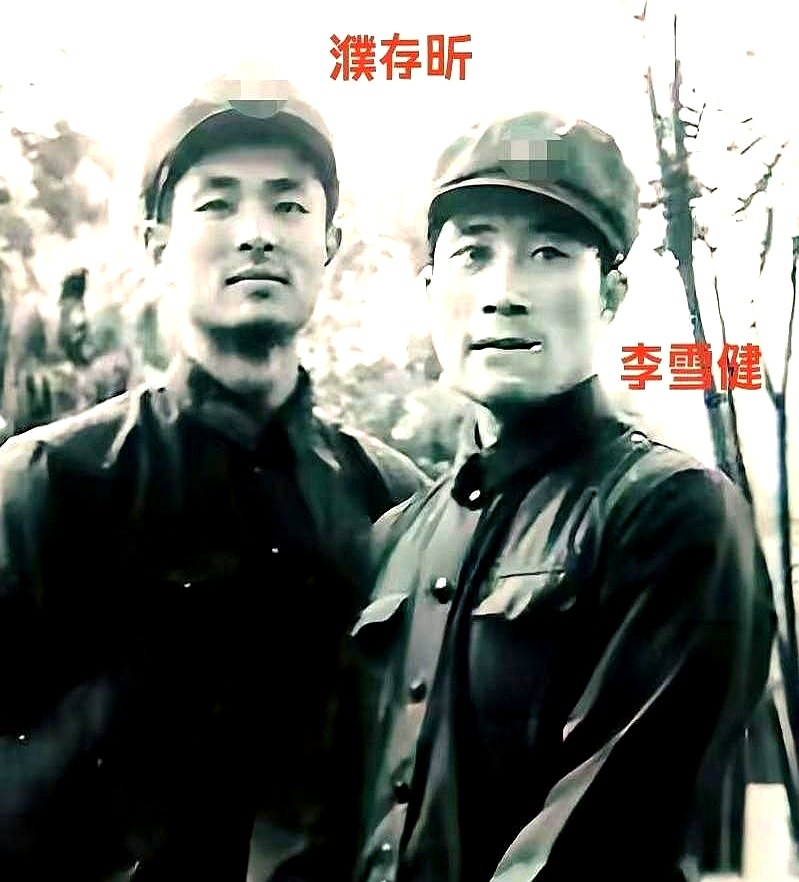 谁能想到，如今稳坐中国演艺圈头把交椅的两个老头，当年竟穿着同一套旧军装在文工团里摸爬滚打。

濮存昕和李雪健，这俩名字现在往海报上一印，就是定海神针。别人忙着上综艺带货，他俩天天扎在排练厅死磕剧本，把骨头缝里的戏都榨出来。

时间倒推几十年，俩人从同吃一锅饭的战友，变成一头扎进戏窟窿里的戏痴。几十年