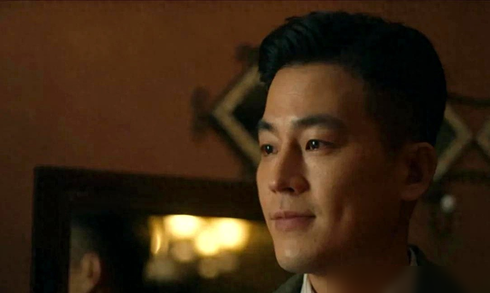 《重器》和《醒来》同一晚在央视八套撞档，黄景瑜和欧豪这俩90后硬派小生，终于面对面杠上了。
去年《维和防暴队》还在一张名单里，黄景瑜领衔，欧豪特别出演。这才一年多，各自扛一番，直接抢同一批遥控器。
欧豪在《醒来》里还是那股狠劲，眼神带刀，走路带风。黄景瑜这次倒好，把以前的生猛全收了，说话软绵绵，