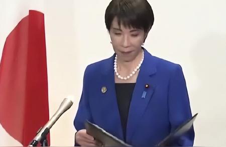当地时间17日，日本政府召开临时内阁会议，高市内阁全体阁僚提交辞呈。日本自民党总裁高市早苗16日调整自民党高层人事，并计划于17日改组内阁。在改组之前，按照程序，会在内阁会议上要求内阁成员提交辞呈。

一场集体辞职的“政治演出”落幕之后，日本新内阁的政策走向，尤其是对外