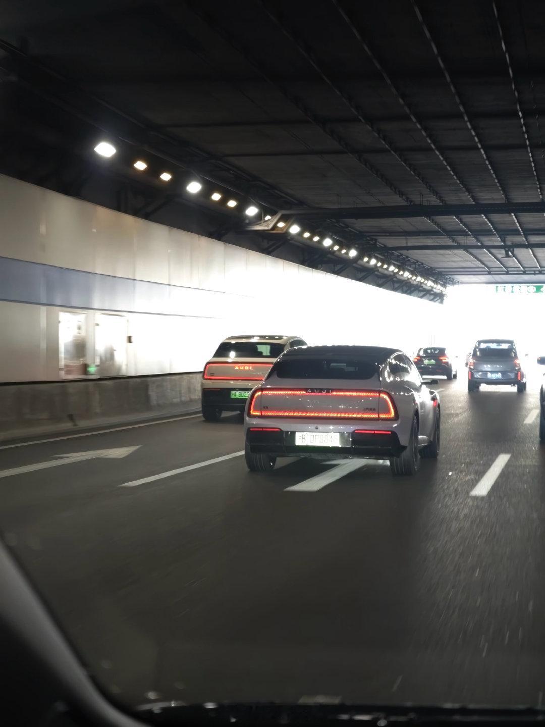 来自 AUDI 的双车，一台旅行猎装，一台 SUV，辨识度还真挺好的。

最近有传言说上汽奥迪要放弃四环的燃油车，只聚焦 AUDI。那接下来 A5L Sportback 以及一直在路试的 A7L Sportback 会何去何从？

#奥迪##42how# ​