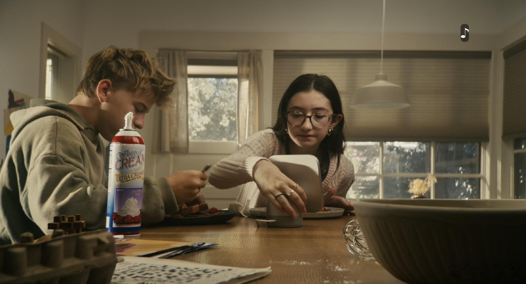 Apple HomeView家庭中枢，带一个6英寸的方形触摸屏，可以识别家里6位用户，每个人都会有对应的隐私控制，不被别人看见。

看完它那个宣传视频，我就一个问题，为啥要6个人共用一个设备，然后还要把桌子打洞，方便每个人转HomeView？ ​