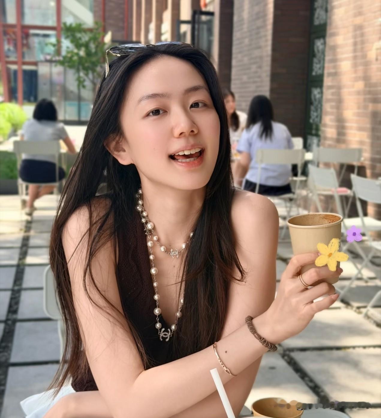 许嵩和冯禧为啥一直不官宣结婚？
原因很简单，
不是因为冯禧这个姑娘太优秀了，而是因为许嵩自己说过结婚会公开，现在没公开就是还没到时候。
 
许嵩在采访里讲得很清楚，恋情公不公开，看另一半，但结婚的话，应该会公开。

这话的意思是，结婚是大事，他不会藏着掖着，他会告诉大家。

要是真结了，他不至于连自