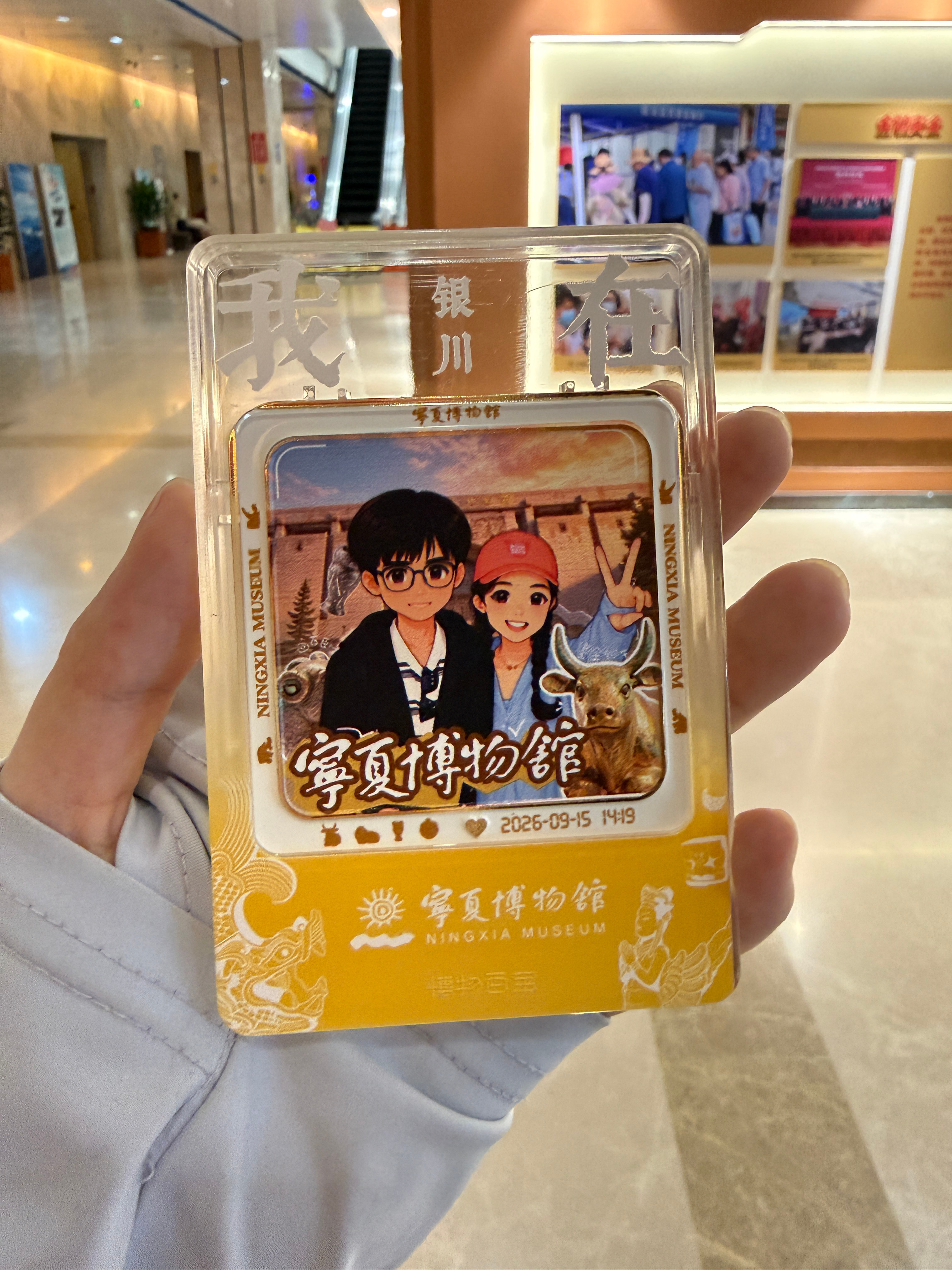 Day 1 ：
下飞机旅行团把我俩刚接上，转个弯就遇到交警叔叔[淡淡的]也是长记性了[淡淡的]不是高速后排也得系安全带[淡淡的]（没罚钱 但被记载史册了…）
到酒店休整了一下后就出发吃羊肉啦！马伟手抓！！！（超级无敌巨好吃 照片还在大疆里[淡淡的]）
吃完午饭就出发去了宁夏博物馆（我没什么文化 没有 ​