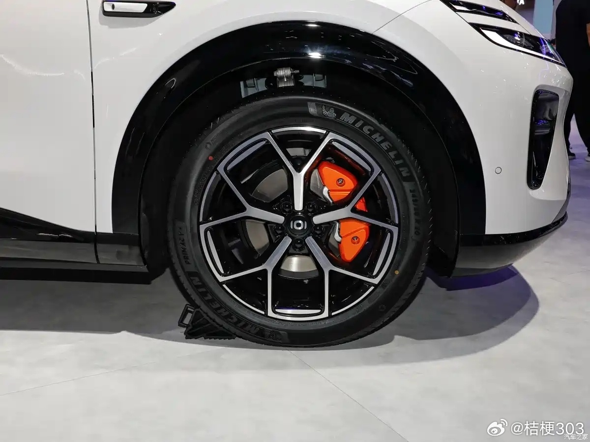 #长安汽车# 2026成都车展长安启源Q06正式首秀，9月开启预售。4837mm车长+2940mm轴距，得房率91.7%，纯电/增程双动力。最狠的是硬件不留刀法：全系256线激光雷达+天枢领航Ultra（560TOPS）、800V碳化硅+6C闪充（30%-80%约9分钟）、全铝前双叉臂后五连杆、双电机330kW零百4.9秒、CLTC最高700km。座舱给到 ​