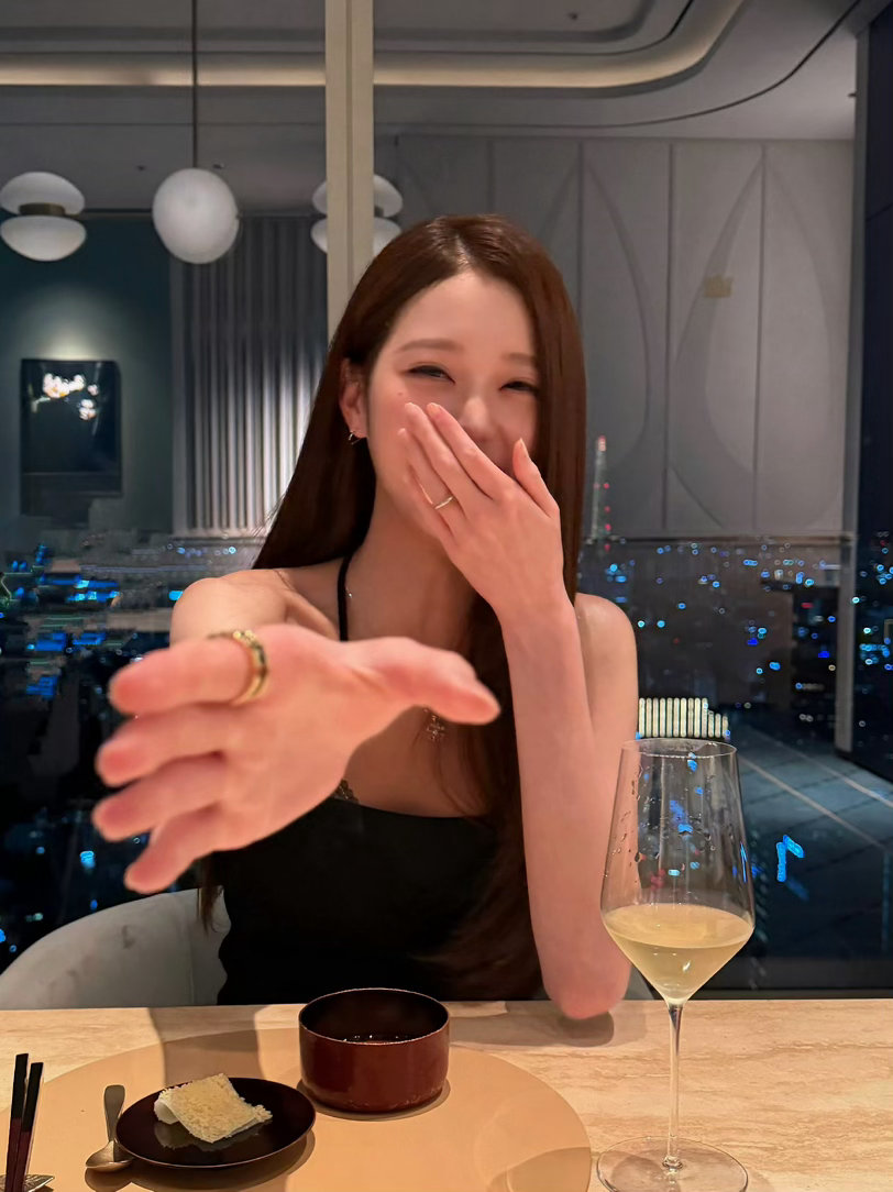 #李珠英疑似和张元英一起庆生#

张元英过了一个美美的生日呀 ​