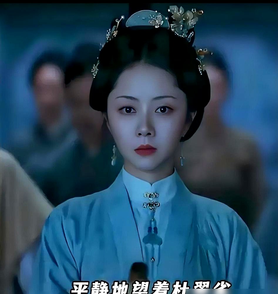 郑合惠子在40亩真园林里被琵琶活活砸死，戏拍完直接放话：下次片酬再高也不接了。
 

这不是矫情摆谱。大夏天实景拍摄，蚊子多得能把人抬走，她顶着大夜穿着厚重戏服一遍遍挨砸，受罪受大发了。但更绝的是，这个角色她一开始压根不想接。
 

换成混通告的演员，剧本怎么写就怎么演，拿了片酬走人完事。她非拉着导