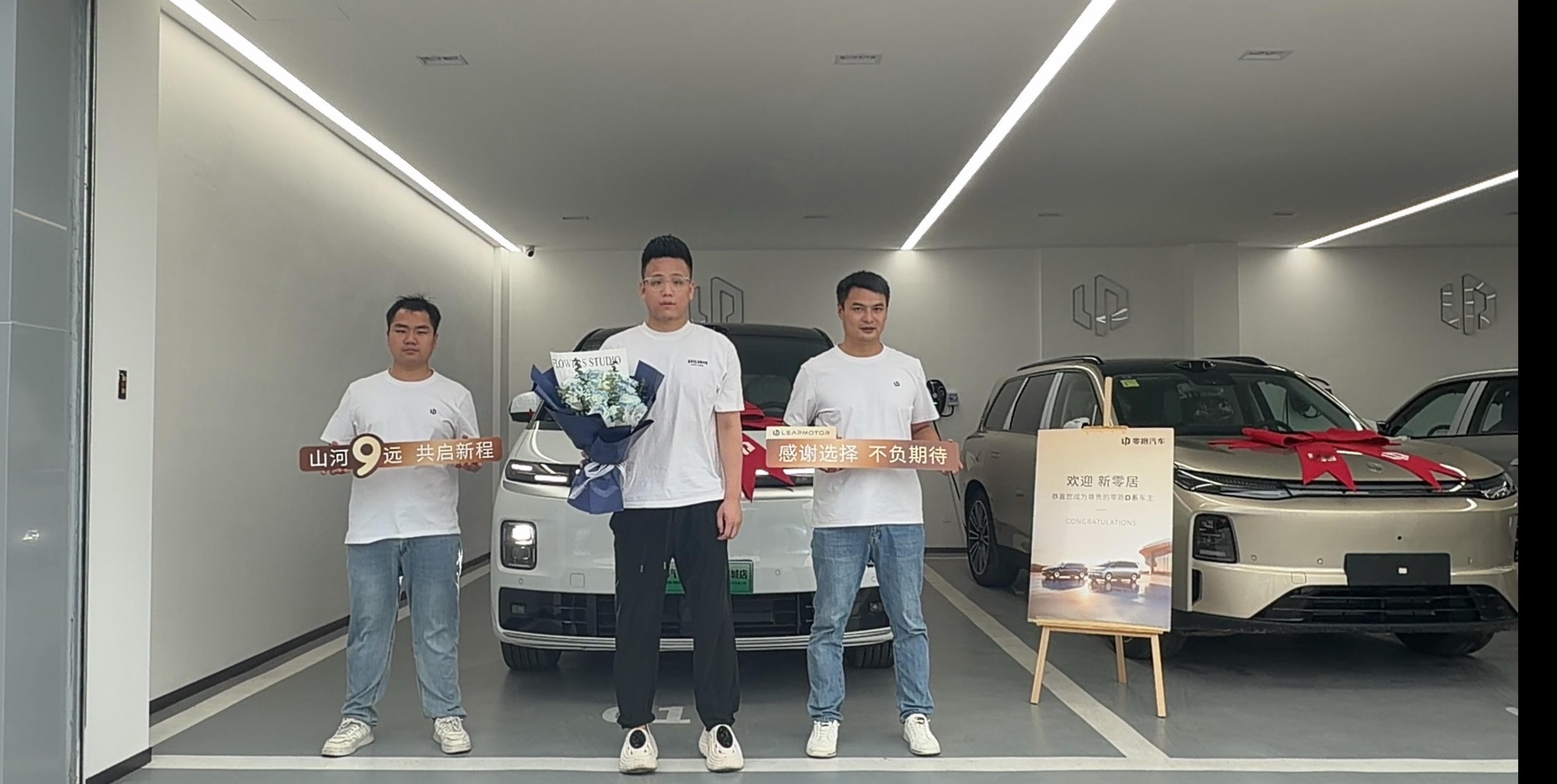 把零跑D99带回家，对比众多车型，它的价位与综合实力完胜竞品。颜值出众、空间宽裕实用，灵活座椅模式实用性拉满，试驾整体体验绝佳，感谢销售与交付人员尽心尽力的优质服务。