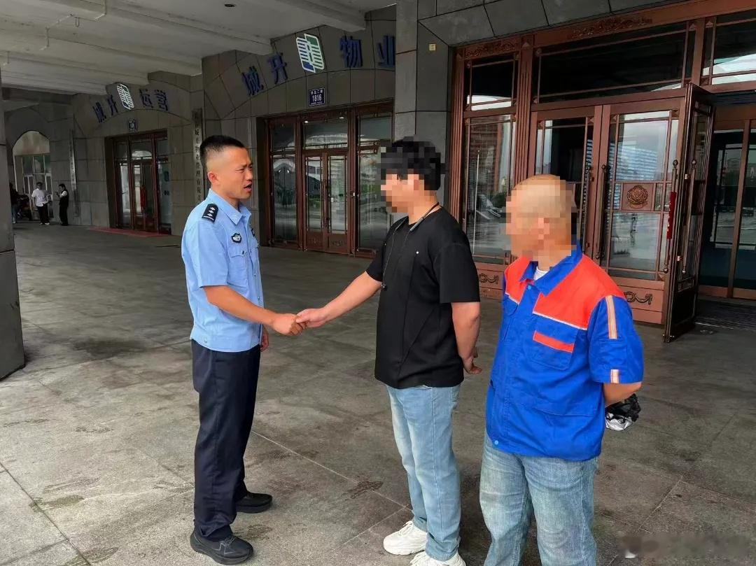 #文明长春# 【温暖长春 | 男子漂泊三十年！长春民警跨省搭桥助亲人重逢】
　　“这么多年，我们以为再也找不到哥哥了。感谢长春的警察同志，没有你们的帮助，就不会有我们一家人的团聚。”近日，在长春市公安局治安支队，来自黑龙江的张先生握着民警的手，连连表达着自己的感激之情。在治安支队民警的 ​