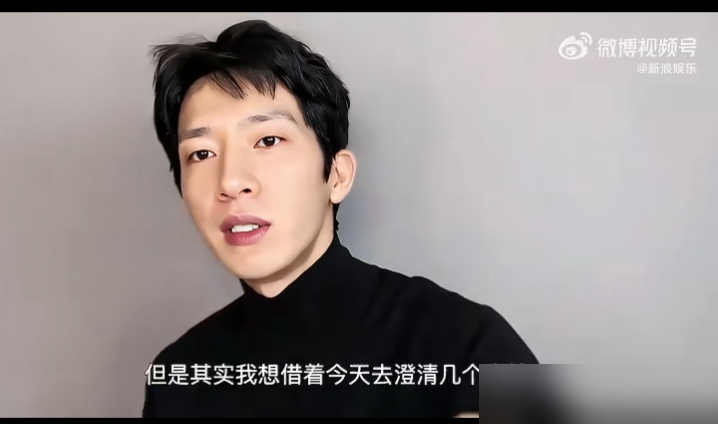 井柏然捅破了传了十几年的大谎！
当年他选秀出道，媒体给他编了出生28天被母亲抛弃，年少打童工养家的苦情剧本。传了十几年，这成了他草根逆袭的标志性标签，这次新剧热播，旧谣又被翻出来大范围传播。
这次直播他亲自辟谣，澄清只是父母离异后由爷爷奶奶带大，和父母关系一直很好，从来没打过童工，求大家还给家人